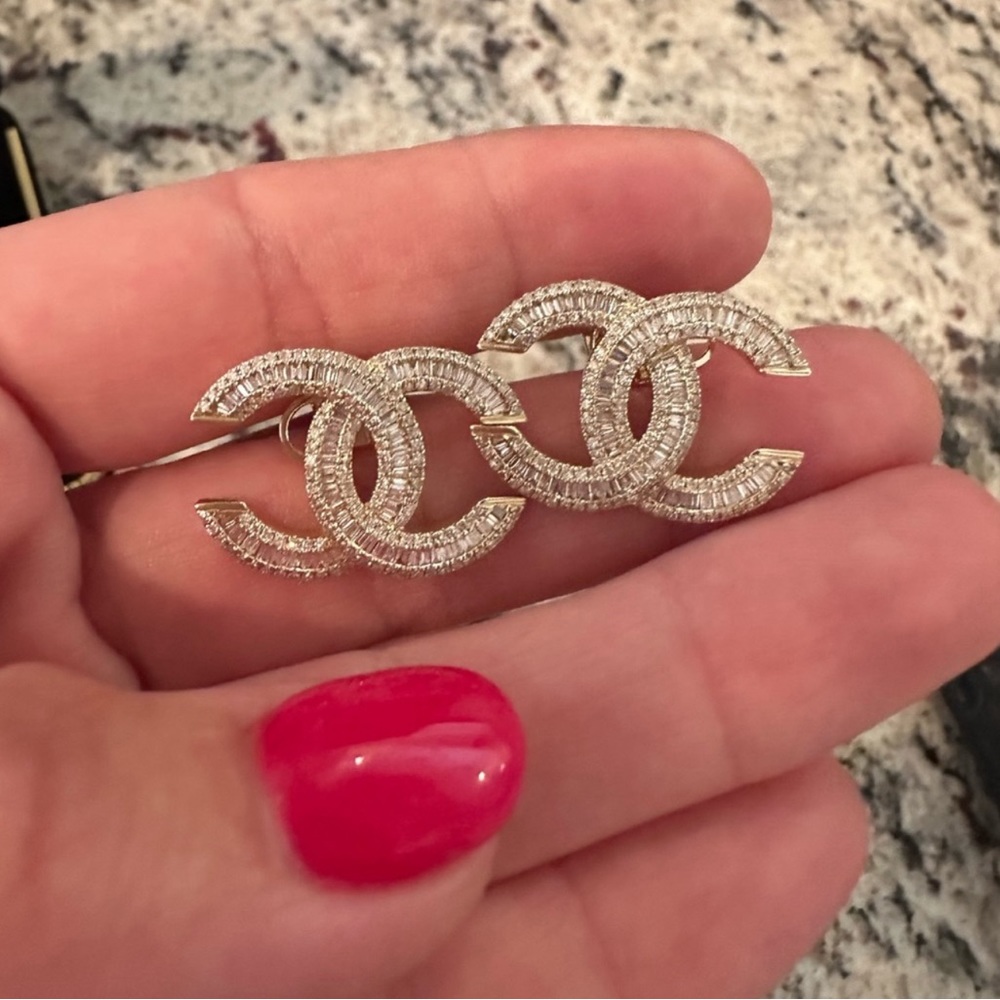 14 K yellow gold and diamonds earrings.